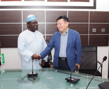 ADMINISTRATOR/CEO PSIN IN A WARM HANDSHAKE WITH VICE PRESIDENT KDS DURING COURTESY VISIT