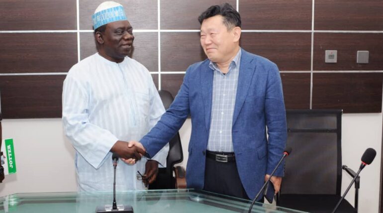 ADMINISTRATOR/CEO PSIN IN A WARM HANDSHAKE WITH VICE PRESIDENT KDS DURING COURTESY VISIT